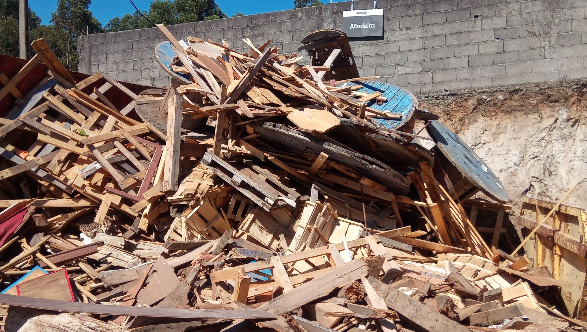 Reciclomais RESÍDUOS INDUSTRIAIS BANAIS